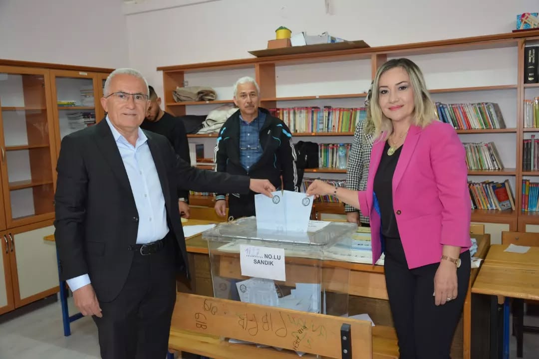 Demokrat Parti #Kumluca Belediye Başkan Adayı
Dr. Mesut Avcıoğlu oyunu eşi Zahid…